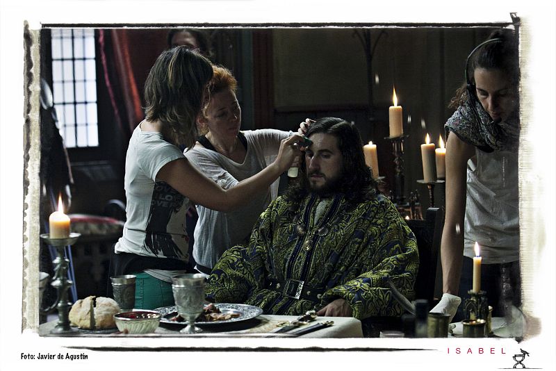 El equipo de maquillaje y peluquería siempre está atento a cada detalle