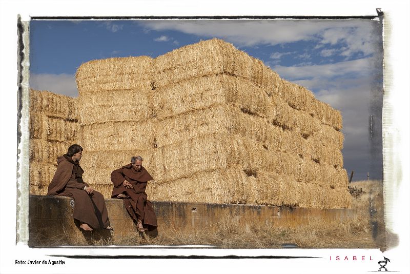 Cisneros y su ayudante descansando al lado de las alpacas