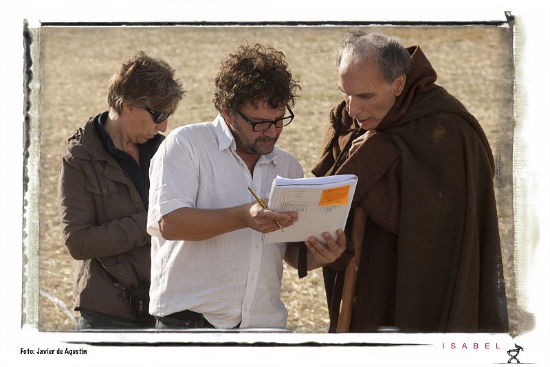 El director, Oriol Ferrrer, repasa con Eusebio Poncela el papel que debe interpretar de Cisneros