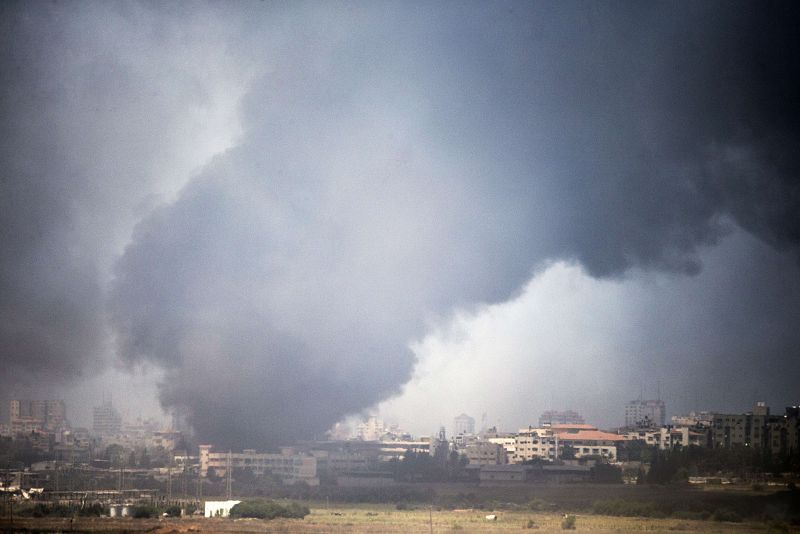 Una imagen general de la frontera sur de Gaza muestra una humareda negra después del ataque aéreo israelí.