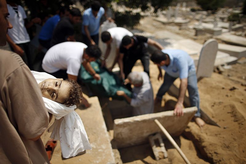 Palestinos entierran el cuerpo de un bebé y de su tío.