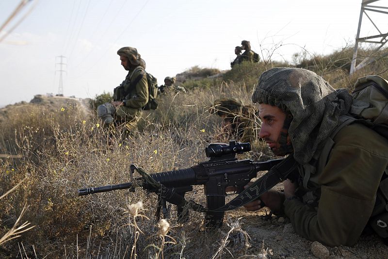 Soldados israelíes toman posición