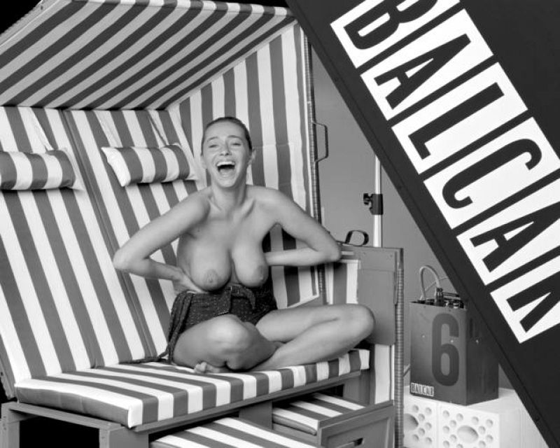 Christopher Williams, "TecTake Luxus Strandkorb grau" (2012)