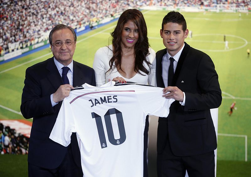 James posa junto a Daniela, su mujer, y Florentino.