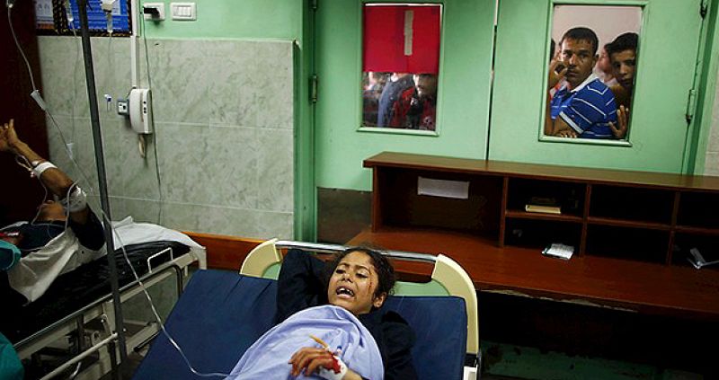 Una de las niñas heridas es atendida en un hospital cercano al colegio asediado