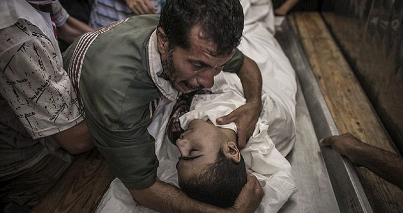 Un padre llora la muerte de su hijo asesinado durante el ataque