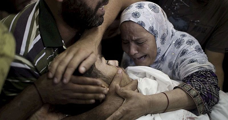 Una madre abraza el cadáver su hijo fallecido durante el bombardeo