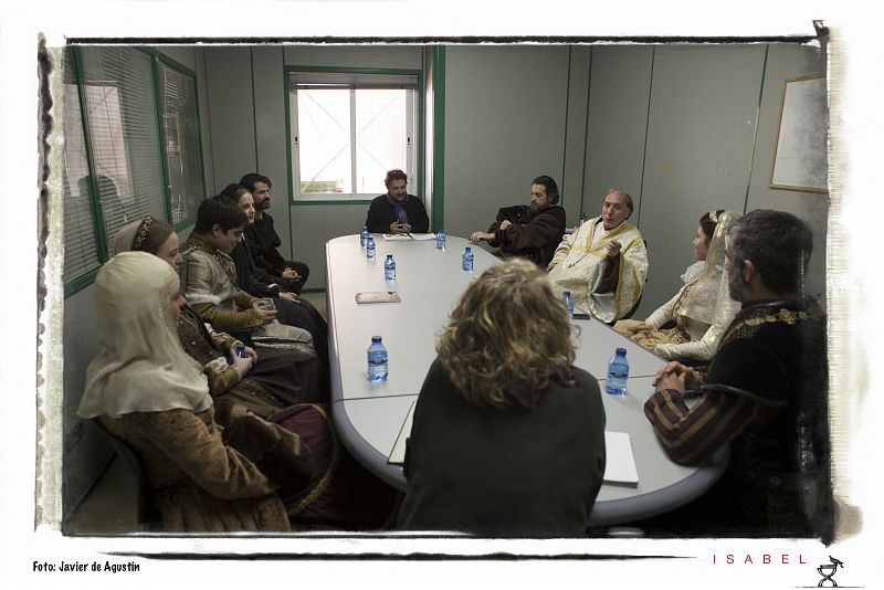 Antes de empezar a grabar, los actores se reunen con el director para repasar los textos y preparar la grabación