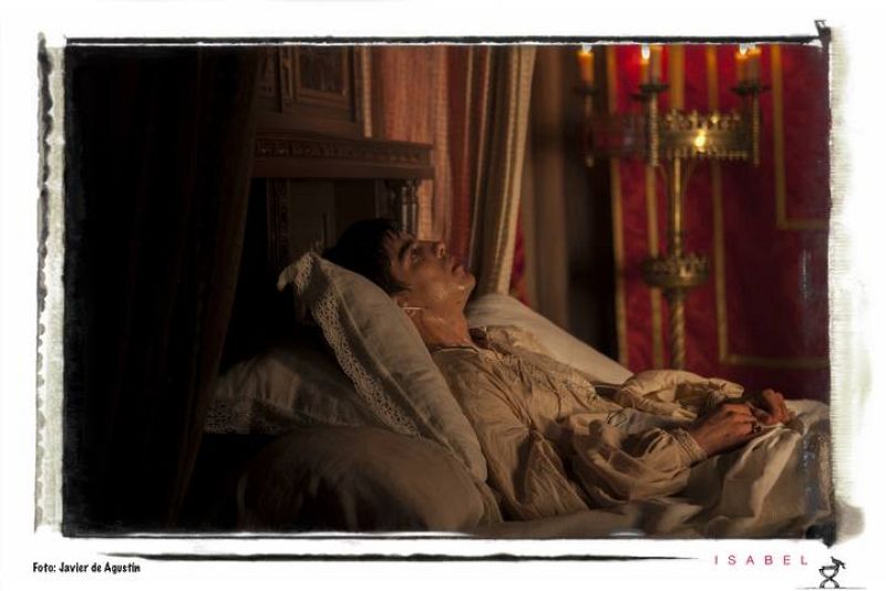 Al príncipe Juan le gustaba la música hasta después de morir... Aquí tenemos a Adrián Lamana haciéndose el muerto... ¡con los cascos puestos!