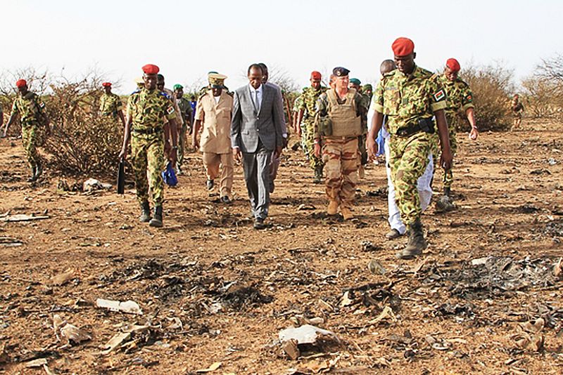 El presidente de Burkina Faso, Blaise Compaore, visita el lugar de la tragedia.