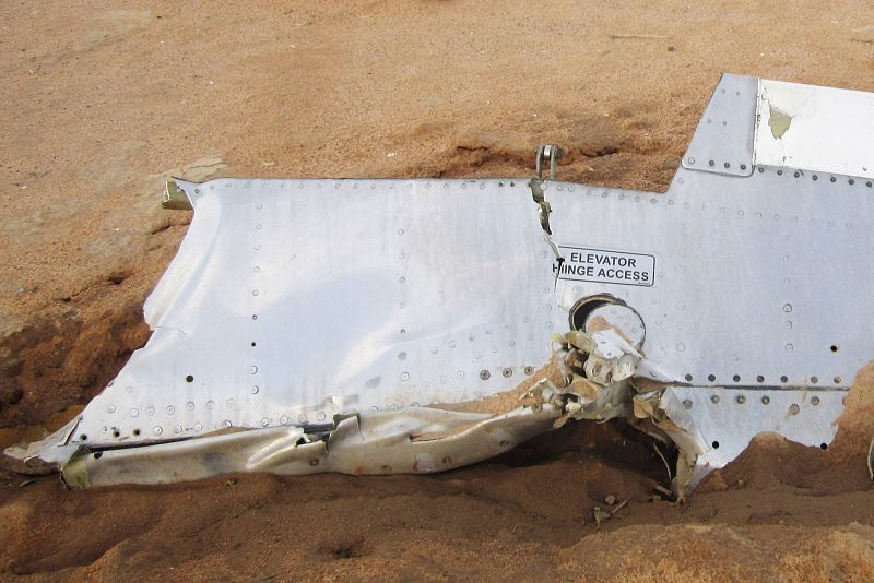 Los restos del aparato están siendo custodiados por 200 militares de Francia, Mali y Holanda.