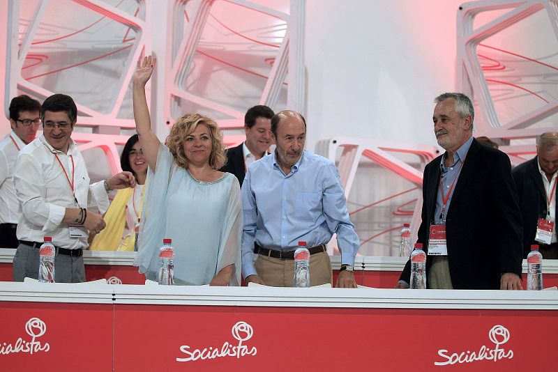 El secretario general saliente del PSOE, Alfredo Pérez Rubalcaba (2d), acompañado de Patxi López, Elena Valenciano y José Antonio Griñán (i a d).