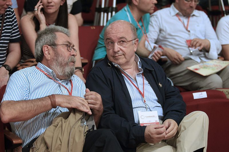 El ex secretario general del PSOE Joaquín Almunia (d) conversa con el secretario general de UGT, Cándido Méndez.