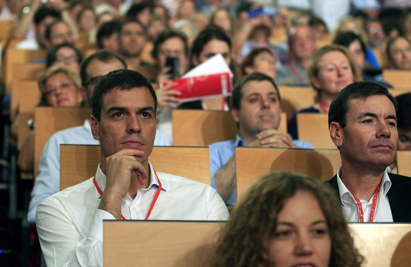 El nuevo líder del PSOE, Pedro Sánchez (i), junto al líder de los socialistas madrileños, Tomás Gómez.