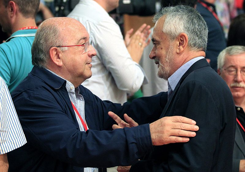 José Antonio Griñán (dch) y Joaquín Almunia se saludan durante congreso federal extraordinario.