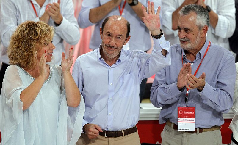 Alfredo Pérez Rubalcaba (c), se ha despedido expresando su agradecimiento a todo el partido.presando su agradecimiento a todo el partido.