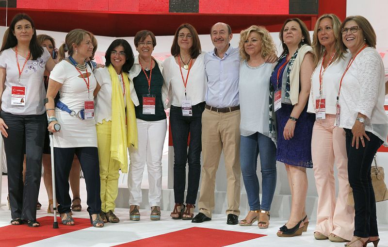 Alfredo Pérez Rubalcaba posa con un grupo de mujeres de su partido, entre ellas, Elena Valenciano (4d), Soraya Rodríguez (5i), Inmaculada Rodríguez Piñero (2i) y Trinidad Jiménez (2d).