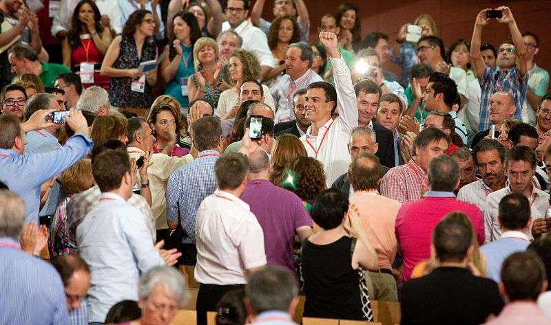 Pedro Sánchez saluda a los asistentes en el Congreso del PSOE.