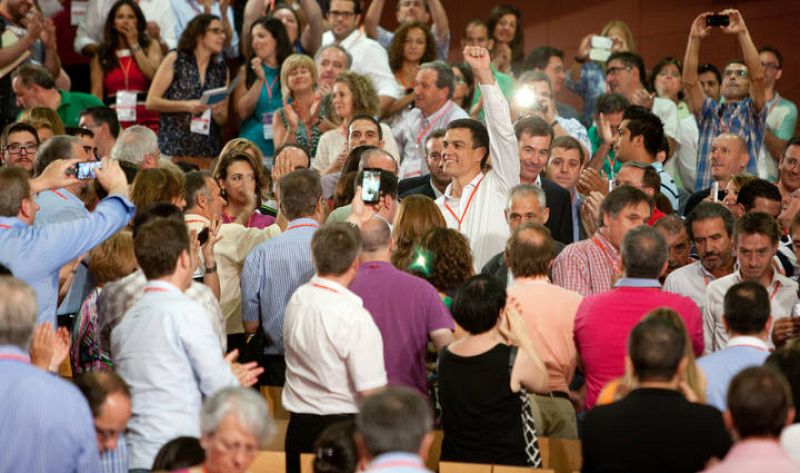 Pedro Sánchez saluda a los asistentes en el Congreso del PSOE. 