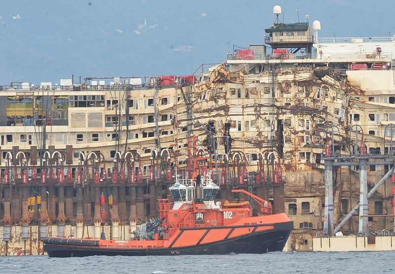 El Costa Concordia atraca en Génova