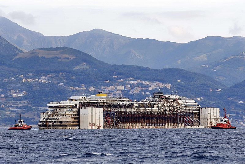 El viento retrasa la llegada del Costa Concordia a Génova