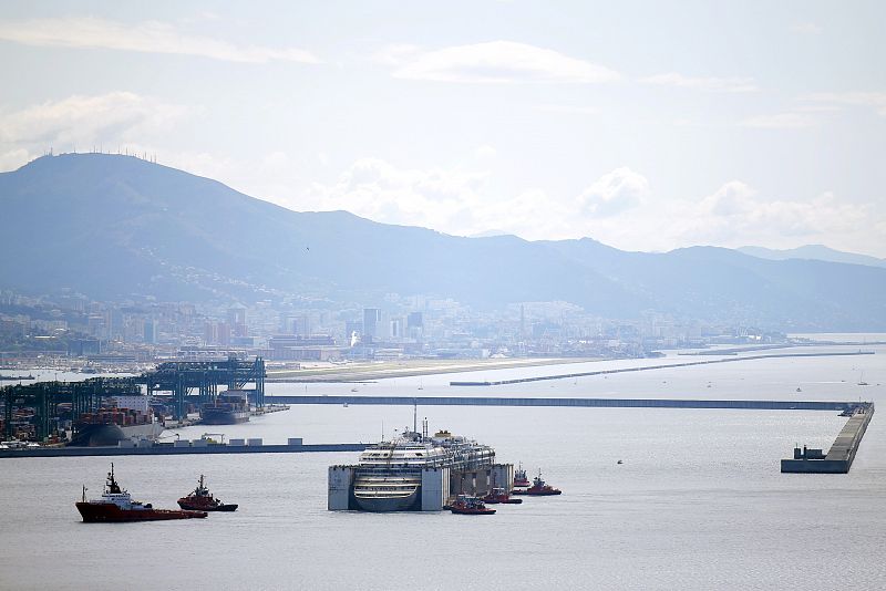 El crucero Costa Concordia ha llegado a las 11:05 hora al puerto de Génova (norte).