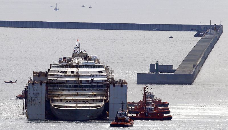 El crucero Costa Concordia llega al puerto de Génova