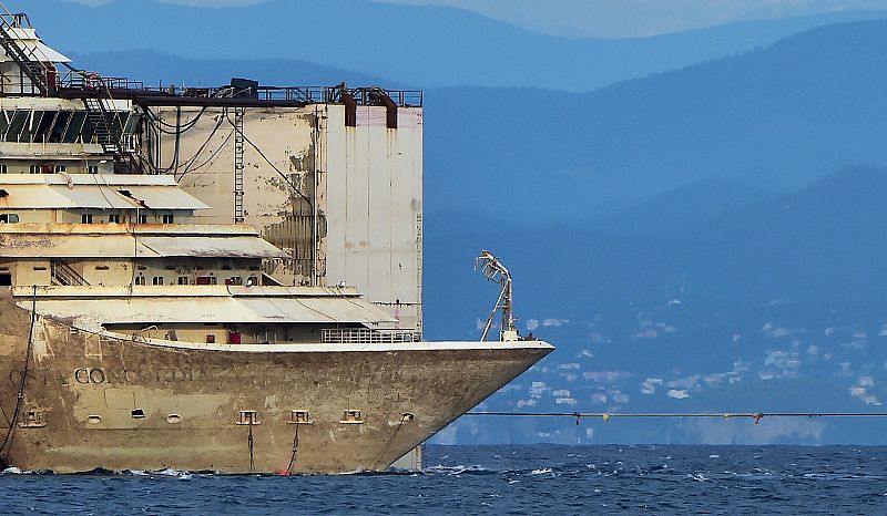 El Costa Concordia atraca en Génova