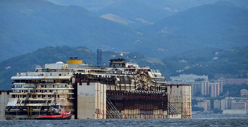 Una plataforma de hormigón endereza el Costa Concordia para desplazarlo