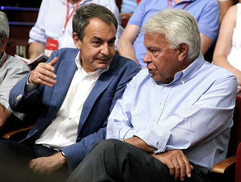 Los expresidentes del Gobierno español, Felipe González (d) y José luis Rodríguez Zapatero.