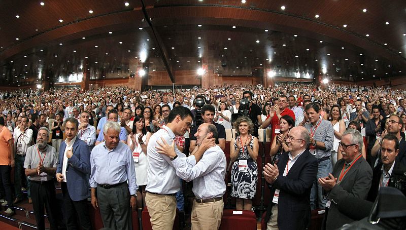 El nuevo secretario general del PSOE, Pedro Sánchez, saluda a su antecesor, Alfredo Pérez Rubalcaba.