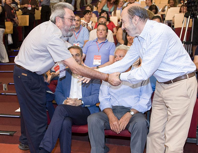 El secretario general de UGT, Cándido Méndez, saluda a Alfredo Pérez Rubalcaba.