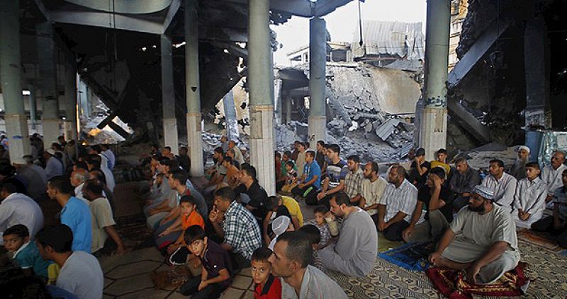 Musulmanes palestinos realizan una oración durante el primer día de Eid al-Fitr en una mezquita que fue bombardeada por el Ejército de Israel