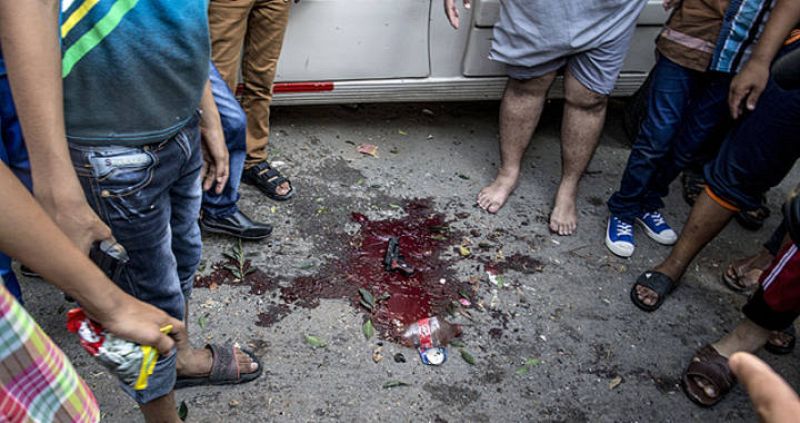 Una pistola de juguete se encuentra en un charco de sangre en el sitio de una explosión en un parque público 