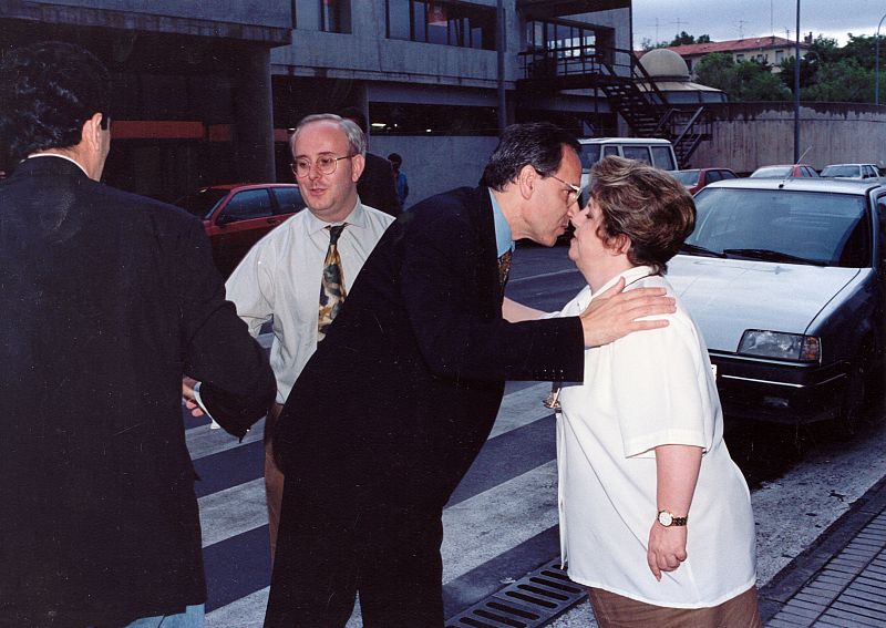 María Antonia Iglesias junto a Alfonso Guerra en la puerta de Torrespaña en 1995