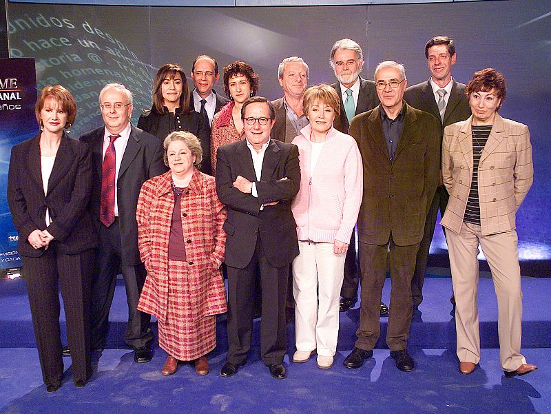 María Antonia Iglesias con el equipo de Informe Semanal con motivo del 30 aniversario del programa en 2003