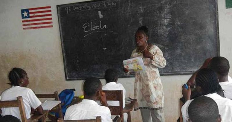 Una profesora habla sobre el virus del Ébola a sus alumnos en Foya (Liberia).