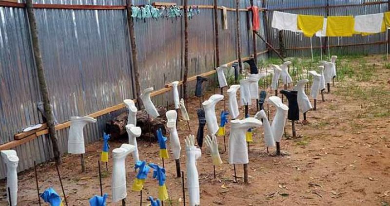 Botas, guantes, máscaras y trajes, se dejan secar tras ser utilizados en el hospital ELWA en la capital de Liberia, Monrovia.