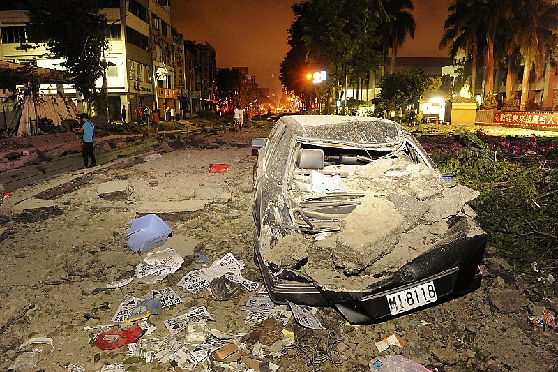 Restos de un coche tras una explosión en la localidad de Kaohsiung, al sur de Taiwán.