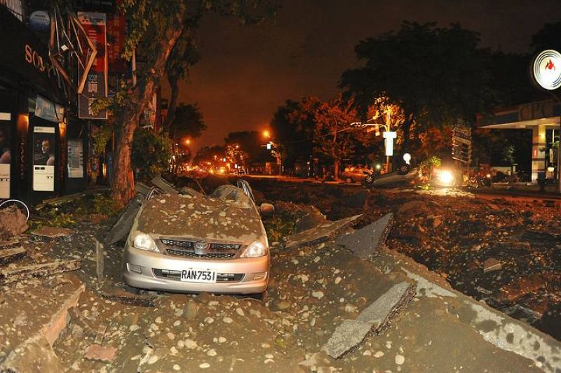 Restos de un coche junto al crater tras la explosión en las tuberías de la ciudad taiwanesa de Kaohsiung.