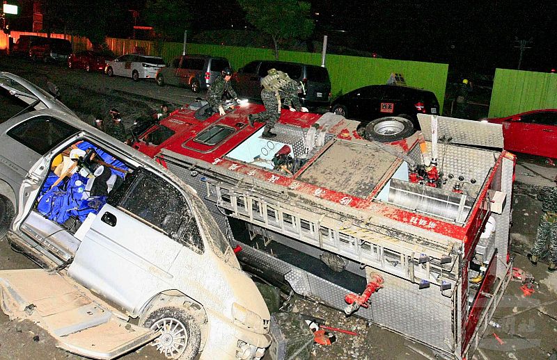 Un camión de bomberos tras la explosión.