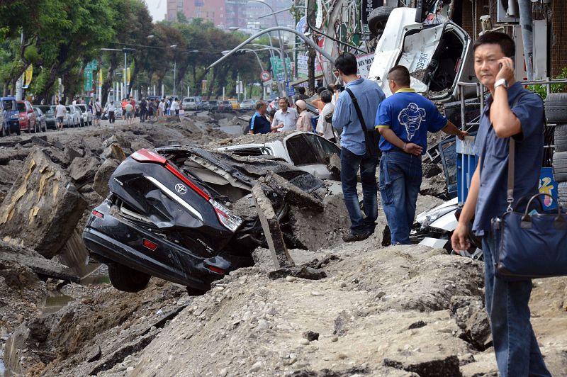 Vecinos de la zona miran los restos de la explosión múltiple de gas en la localidad portuaria de Kaohsiung.