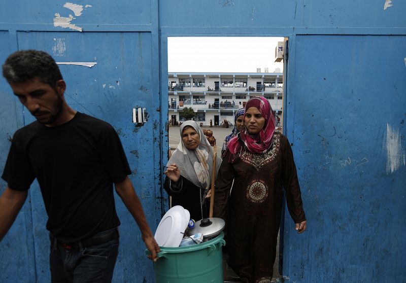 Palestinos abandonan una escuela de las Naciones Unidas en Beit Lahia para volver a sus casas tras la entreda en vigor de la tregua a las 8 de la mañana