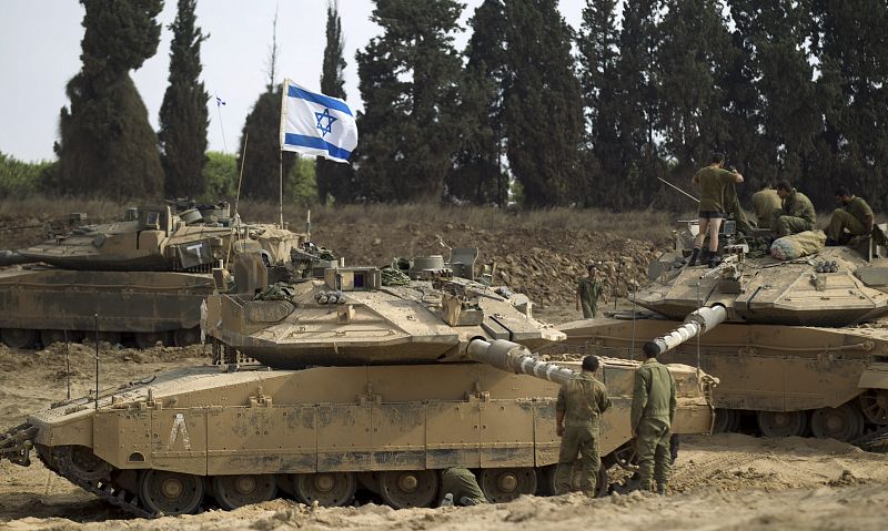 Tanques Merkava salen de la Franja de Gaza tras la entrada en vigor del alto el fuego pactado entre Israel y Hamás