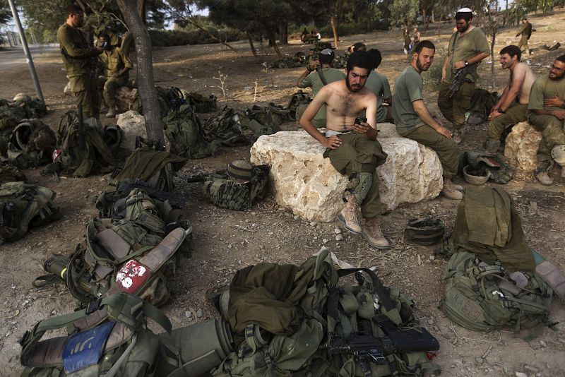 Soldados israelíes descansan durante la tregua de 72 horas en la que Israel ha retirado todas sus fuerzas de la Franja de Gaza