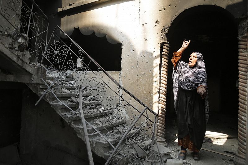 Una mujer palestina se lamenta por el estado en el que ha encontrado su casa en Beit Hanoun, al norte de la Franja de Gaza