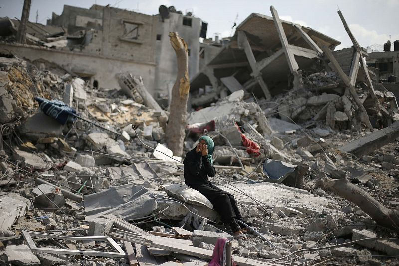 Una mujer palestina llora al ver las ruinas de su casa destruida durante los bombardeos en Beit Hanoun