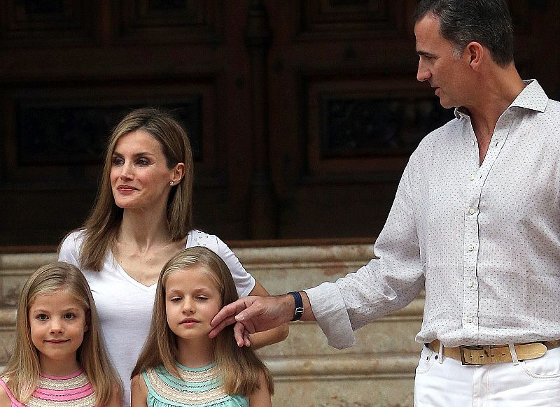 El rey Felipe VI, la reina Letizia, la princesa Leonor y la infanta Sofía posan para los medios gráficos en el Palacio de Marivent.