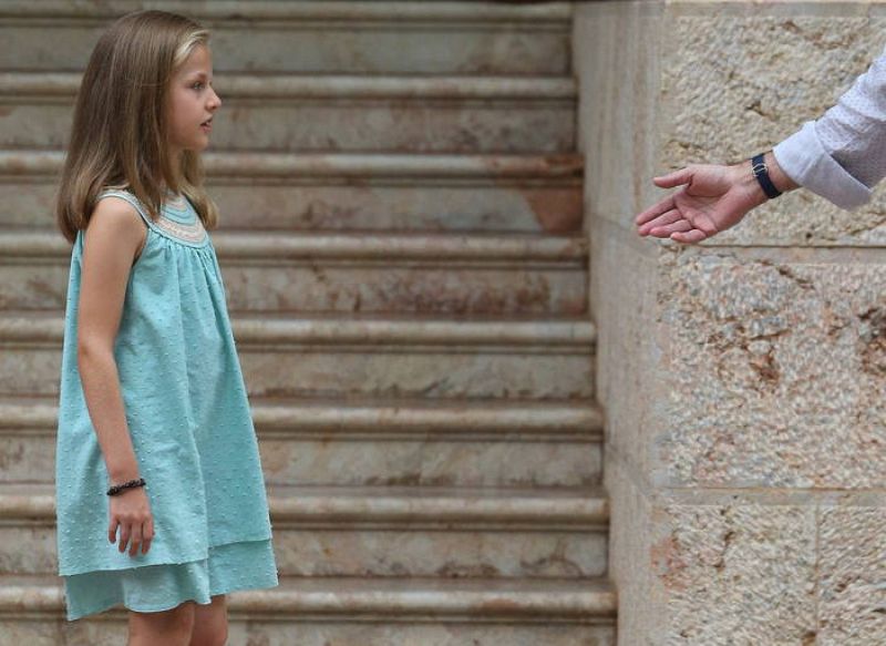 El rey señala el camino a la princesa Leonor durante el posado.