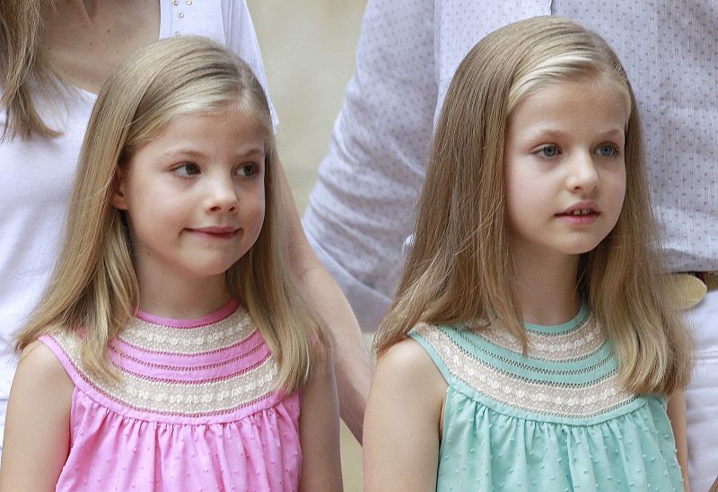 Un primer plano de las hijas de los reyes, la infanta Sofía y la princesa Leonor.